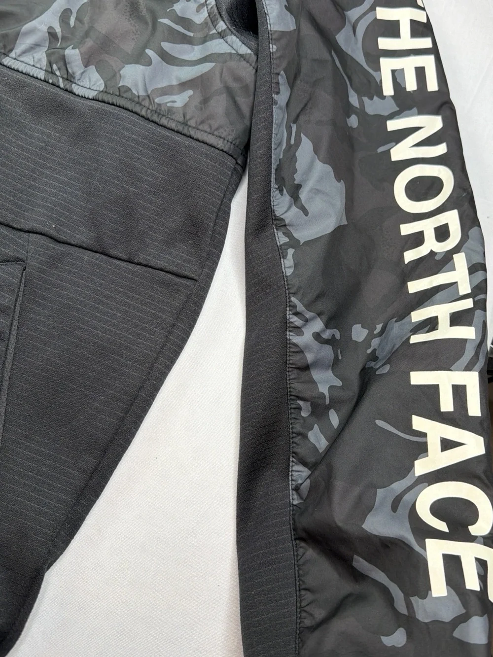 The North Face Men’s Medium Camo Full Zip Hooded Jacket Black Gray Logo Sleeve